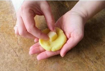 Дети обожают мои запеченные картофельные клецки с фрикадельками и чесночком: рецепт сытного блюда
