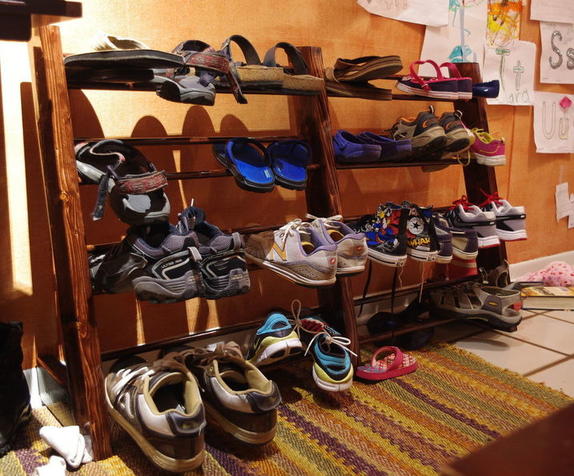 Сделали дома удобные открытые полки для обуви: способ простой и стойка выглядит аккуратно
