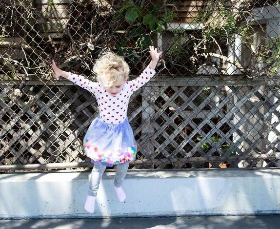 Для маленькой дочери я сама сшила юбку пачку с яркими разноцветными помпонами: малышка в восторге, она чувствует себя принцессой