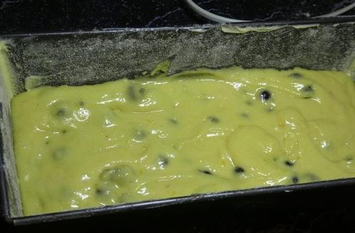 Третий раз за неделю готовлю кукурузно-творожный кекс с черной смородиной (рецепт)