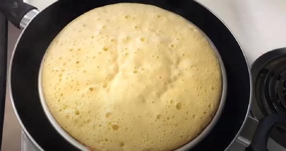 Знакомая показала, как готовить бисквит без миксера и духовки: пошаговый рецепт