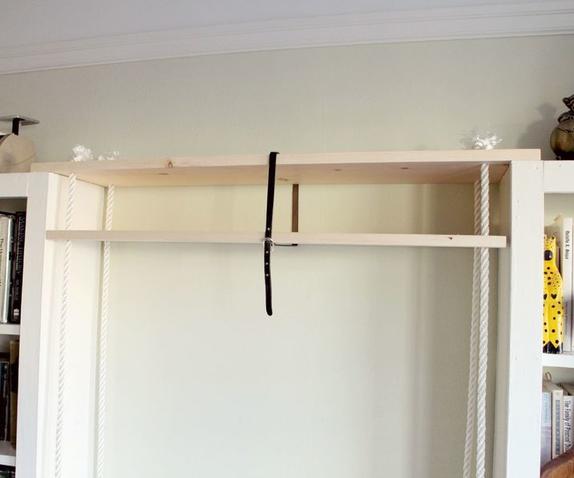 Между двумя книжными шкафами пустовало место, и я решила его использовать: там мы сделали удобные подвесные полки на веревке