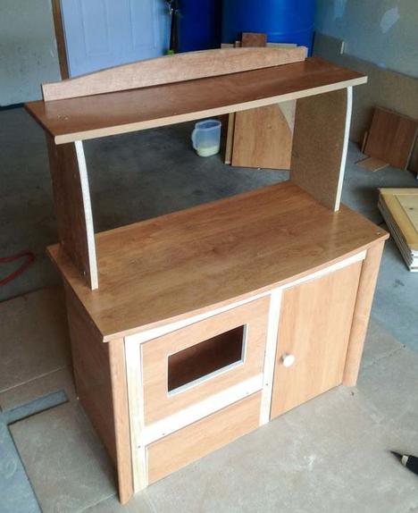 Ненужная мебель есть у всех: муж разобрал старый компьютерный стол и сделал для дочки игрушечную кухню
