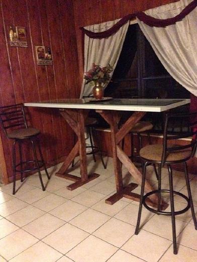 Не стали выкидывать старую дверь: муж сделал из нее просторный стол для кухни (фото)