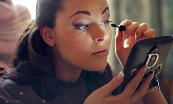 Косметика или парень   57 % девушек выберут первое: 7 фактов о том, как макияж влияет на личную жизнь женщин