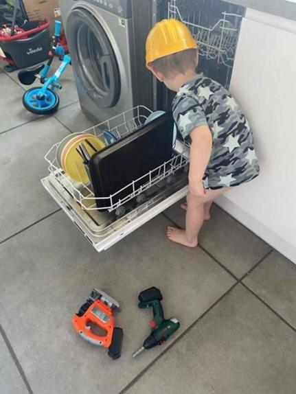 Маленький мальчик помогает беременной маме убираться в доме и делает это очень хорошо (фото)
