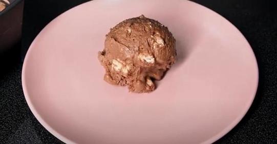 Делаю шоколадное мороженое по рецепту подруги. Ингредиенты простые, а результат - изумительный