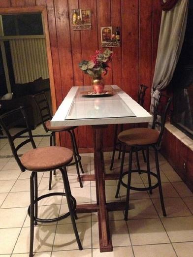 Не стали выкидывать старую дверь: муж сделал из нее просторный стол для кухни (фото)