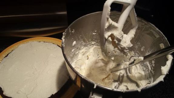 Легкий рецепт красивого летнего торта: малина, мята, основа из брауни и сырный крем