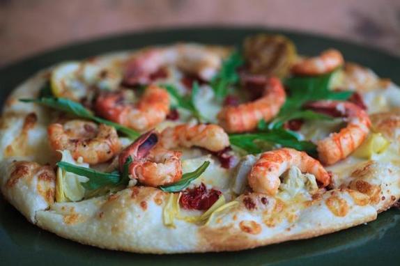 Пицца из простых морепродуктов готовится меньше часа и отлично подходит для летнего ужина