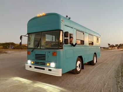 Супруги купили старый автобус и превратили его в роскошное бунгало на колесах: теперь у них есть гостиная, душ, спальня и кухня (фото)