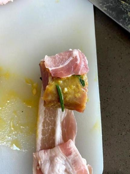 Свиная вырезка в горчичном соусе, запеченная с овощами: блюдо, которым можно накормить большую семью
