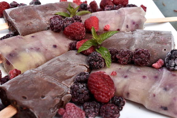 Шоколадный пудинг и фрукты: готовим угощение, которое прекрасно освежит жарким летним днем