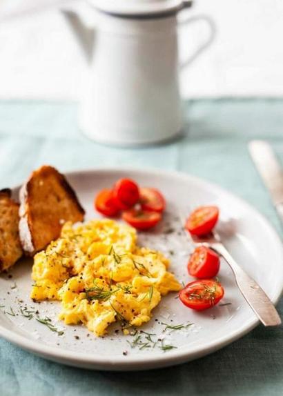 Яйца и молоко: готовим пушистую яичницу по самому простому рецепту