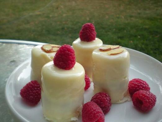 Вкусный десерт для отличного чаепития: ароматные пироженки с малиновой прослойкой и белой глазурью