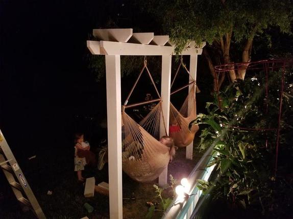 Всей семьей мастерили на заднем дворе гамаки-качалки: работали пару дней, а от жары спасаемся все лето (фото)