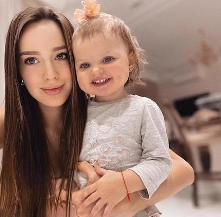 Молодая мама Анастасия Костенко пристыдила блогеров, выступающих против прививок