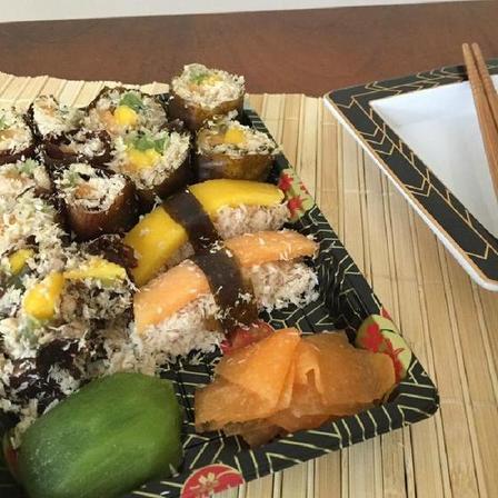 Вместо рыбы и риса - кокосовая стружка и спелые фрукты: на десерт приготовила необычные пирожные в виде суши