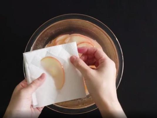 Сворачиваю яблоки в форме розочки и заливаю соком с желатином: быстрый летний десерт, освежающий одним своим видом