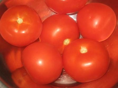 Уже какой год подряд закрываю помидоры в кабачках. Получается вкусно и времени много не трачу