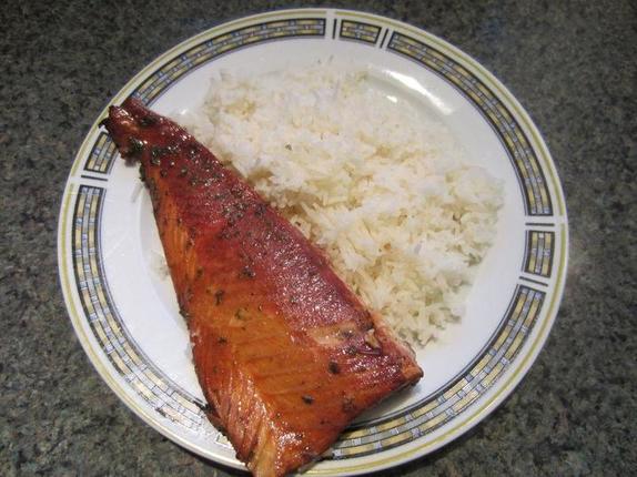 На барбекю решили приготовить филе лосося: друг показал лайфхак, который делает рыбку сочной и ароматной
