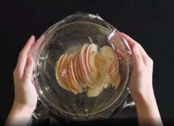 Сворачиваю яблоки в форме розочки и заливаю соком с желатином: быстрый летний десерт, освежающий одним своим видом