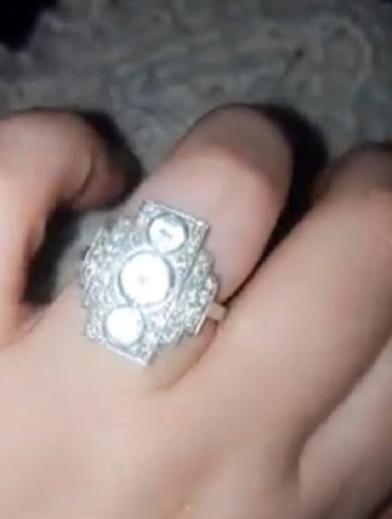 Невеста показала свое обручальное кольцо, а люди увидели в нем светофор: фото