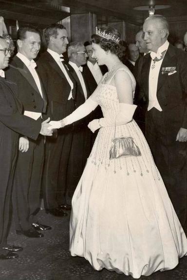 Платье от королевы Елизаветы. Принцесса Беатрис выбрала для церемонии винтажный наряд и украшения