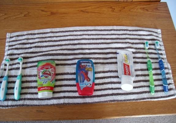Переделала обычное полотенце в дорожную сумку для зубной пасты, щетки и шампуня: с ней очень удобно за городом или в дороге