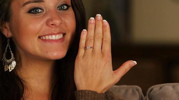 Невеста показала свое обручальное кольцо, а люди увидели в нем светофор: фото