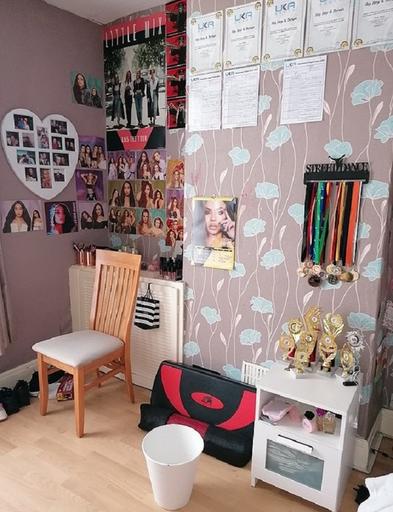 Школьница преобразила свою неухоженную спальню с плакатами на стене: мама помогала (фото)