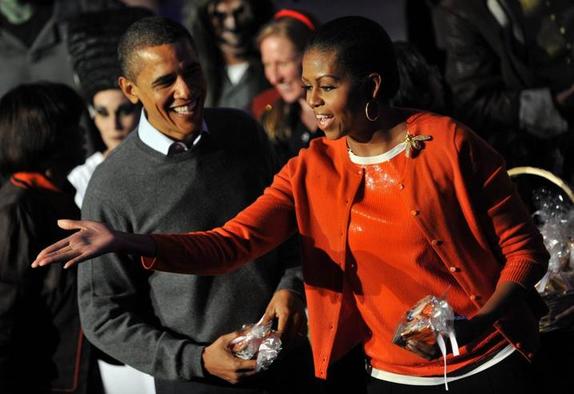 Мишель Обама носит этот аксессуар уже несколько десятилетий: какие серьги выбирает бывшая первая леди (фото)