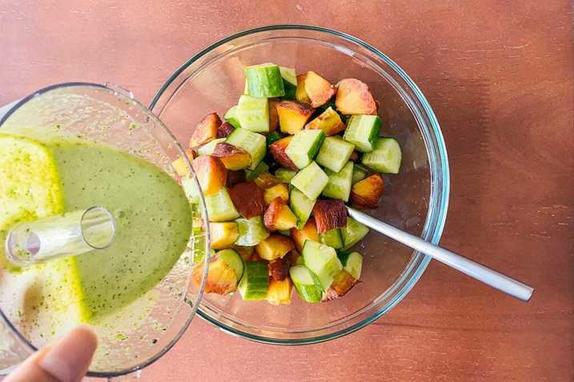 Персики, огурец и зеленый соус. Идеальный салат для жаркой погоды (иногда использую вместо гарнира)