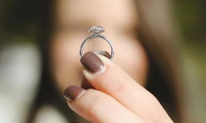 Парень подарил девушке кольцо без упаковки и ярлыка: она поняла, что оно уже ношеное