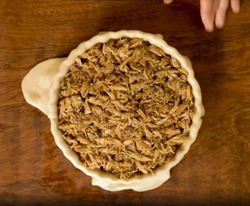 Когда была в Турции, узнала у одного повара рецепт пирога из свиной корейки: мясо получается удивительно нежное, а ведь фарш я не делаю