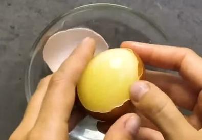Креативные идеи с куриными яйцами: мини-яичницы из замороженного продукта