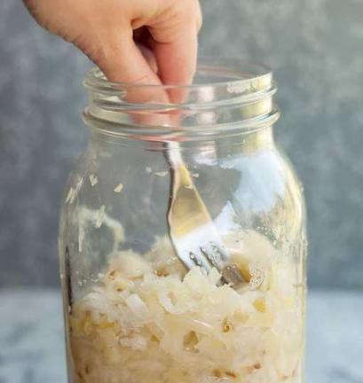Каждый год мариную капусту по рецепту своих родителей: они используют морскую соль