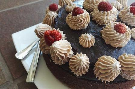 Шоколадный пирог без глютена: украшаю лакомство свежими ягодами и взбитыми сливками