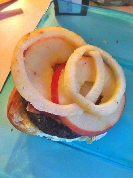 Гамбургер, который нужно кушать с чаем: рецепт необычного пирожного в форме любимого фастфуда
