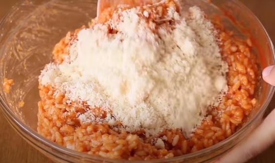 Простой рисовый пудинг с обильной сырной прослойкой: к такому блюду даже мясо можно не готовить