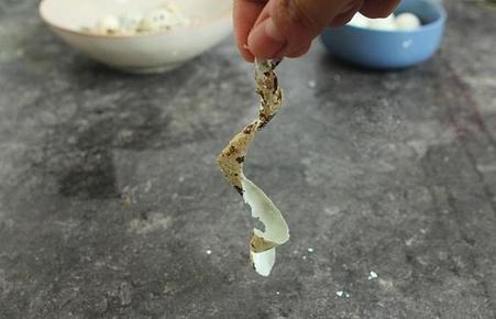 Скорлупа слетает сама: вареные перепелиные яйца чищу с помощью бутылки с водой