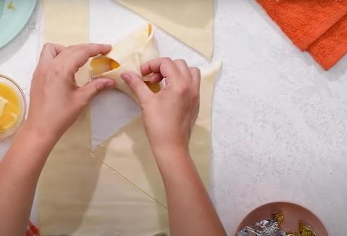 Фарширую персики ирисками и запекаю в тесте: у детей появился новый любимый десерт