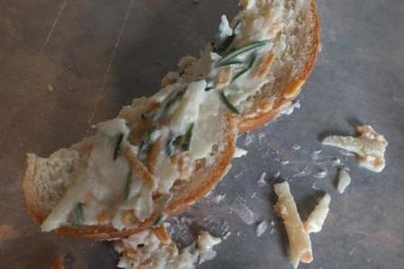 Хлебные палочки с сыром, салями и чесноком: рецепт вкусных снеков