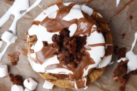Брауни, бисквит, расплавленный зефир и много шоколада: готовим вкусное пирожное