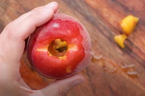 Фарширую персики ирисками и запекаю в тесте: у детей появился новый любимый десерт