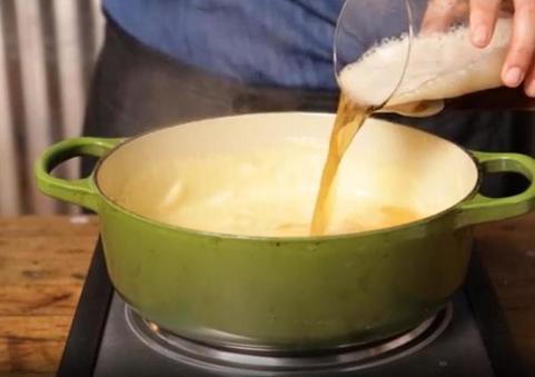 Когда к мужу приходят друзья, готовлю им жареные крендельки под сыром: специальное тесто не замешиваю, покупаю 
