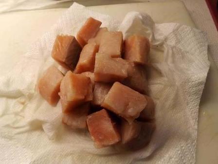 Нанизываю на бамбуковый шампур филе лосося, кабачки и фрукты, а затем отправляю в духовку: получается очень вкусное и ароматное блюдо