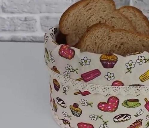 Из пластиковой бутылки сделала корзинку для хлеба: кума зашла на чай и заказала себе такую же