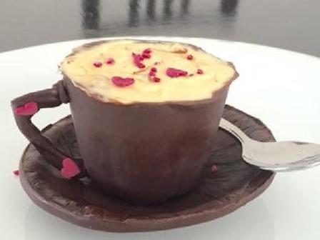 Нежный чизкейк в съедобной чашке из молочного шоколада: рецепт необычного десерта
