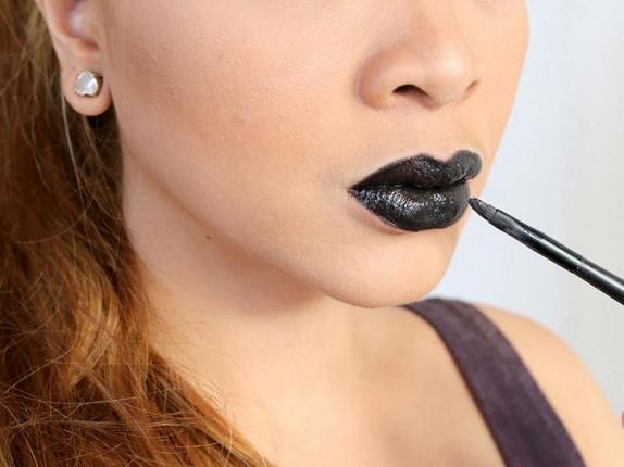 Черный карандаш, темная помада и не только: как неправильный макияж может накинуть несколько лет